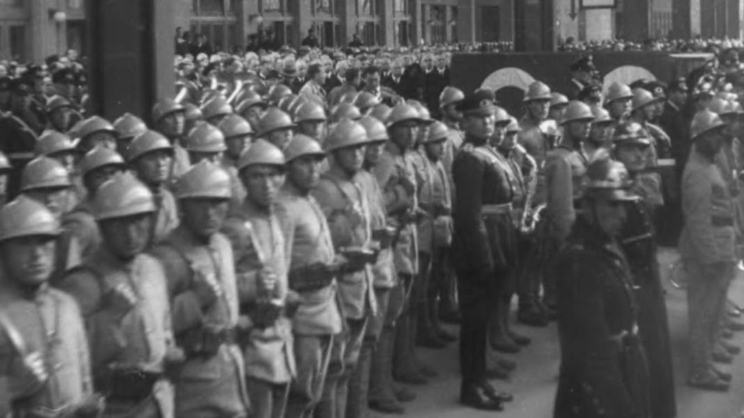 Arşivden çıkan kareler duygulandırdı: Atatürk’ün son yolculuğu adım adım görüntülendi 7